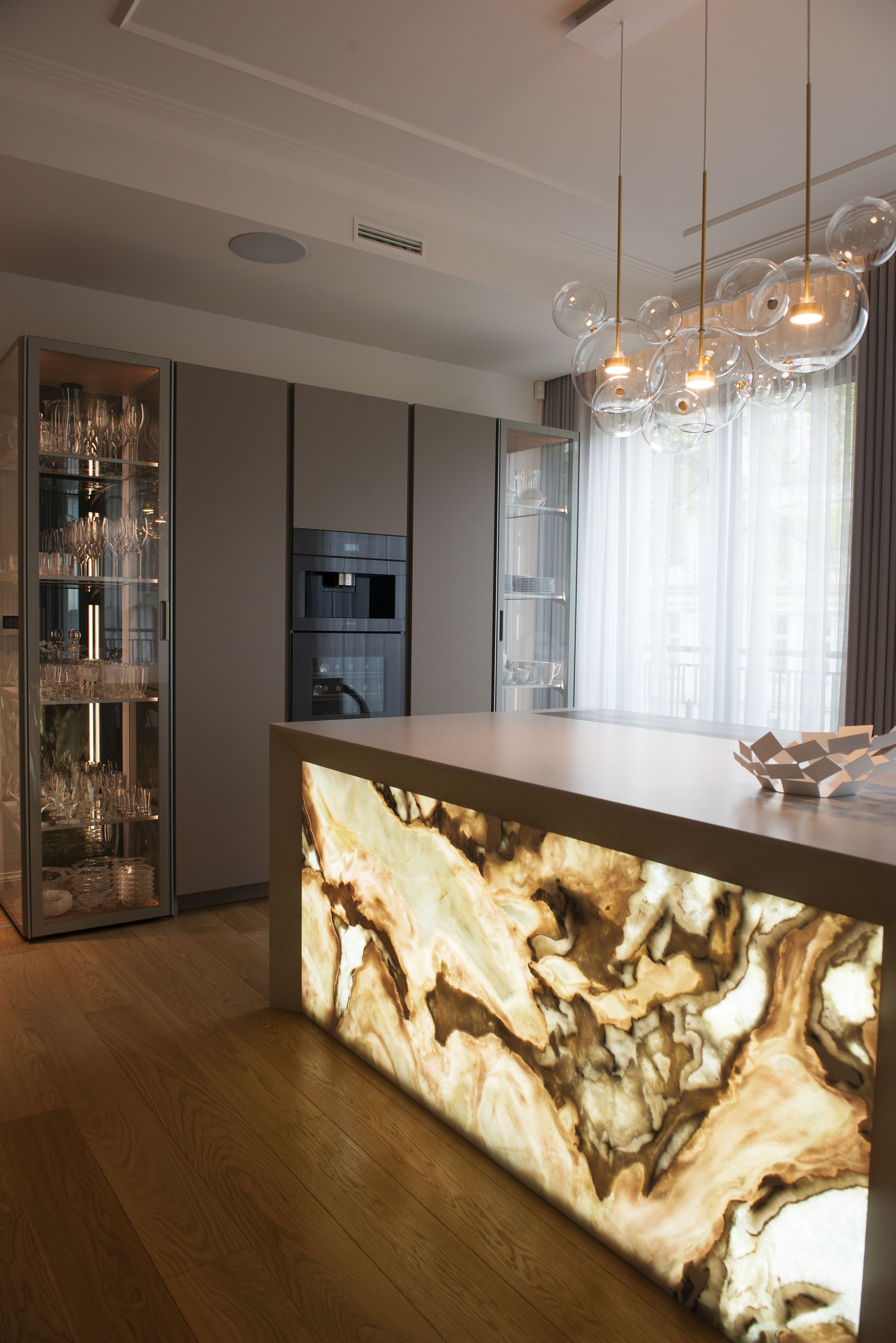 Pan inwestor jest miłośnikiem onyksu. Nie mogło go więc zabraknąć w tej realizacji. Użyłyśmy tego pięknego kamienia, podświetlając go na wyspie. Efekt jest piorunujący.